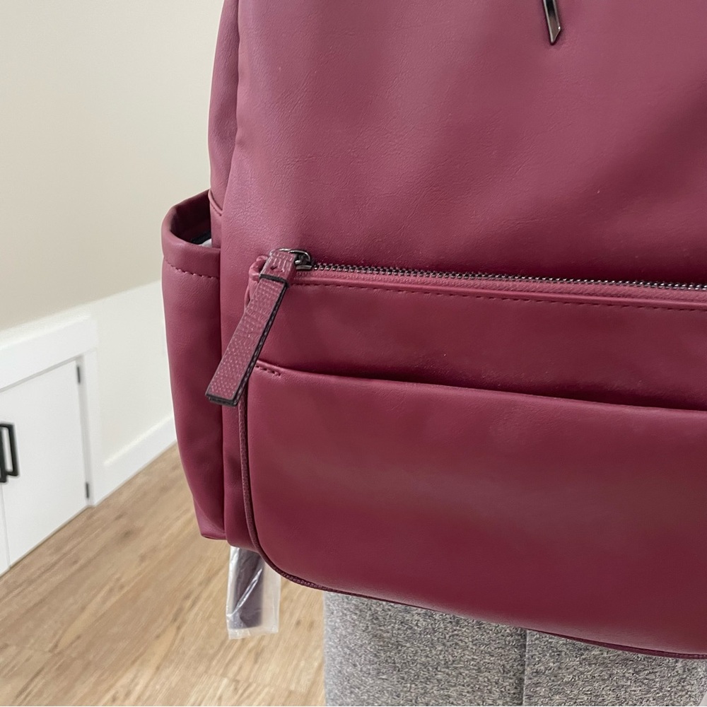 NWT Simply Vera Vera Wang burgundy, red contemporary faux leather cargo backpack - Picture 3 of 10